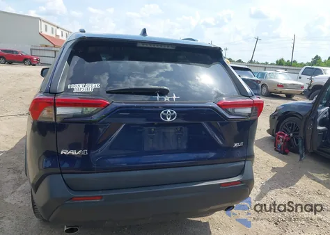 2021 Toyota Rav4 Xle z USA, uszkodzony, nr VIN 2T3W1RFV4MW142013